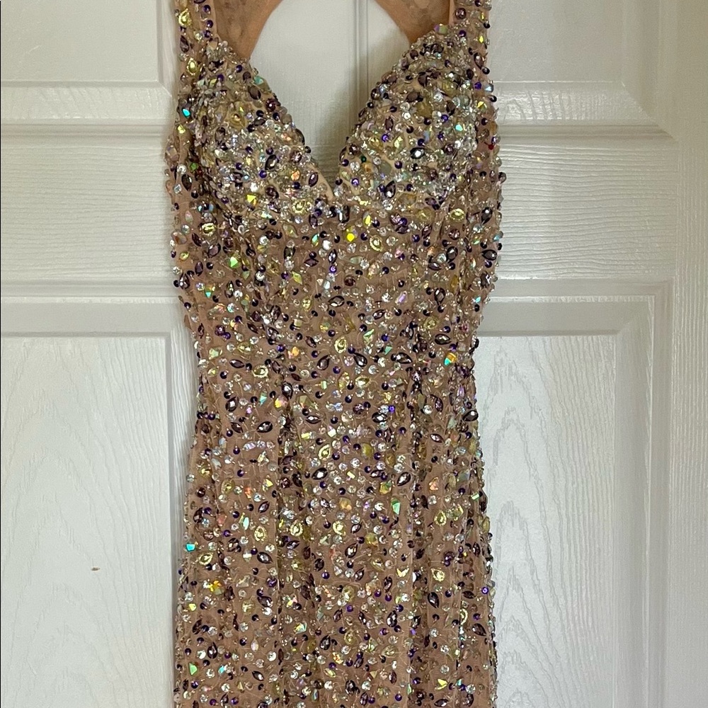 Gorgeous sequined cocktail dress. Perfect for party or reception!